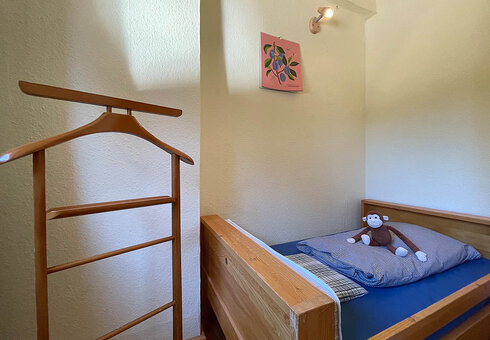 Schlafzimmer 2 (Kinderbett)