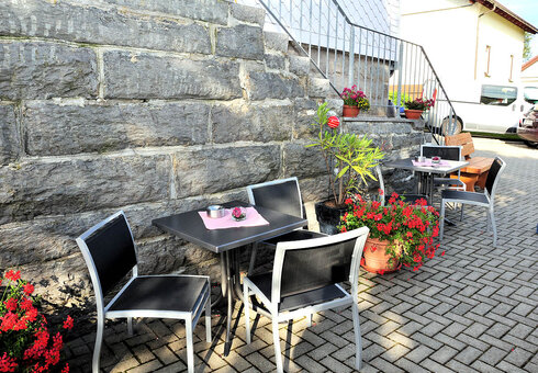 Terrasse hinter dem Haus