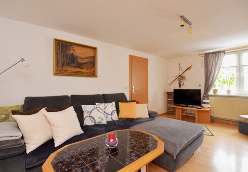 Wohnzimmer mit Couch und TV