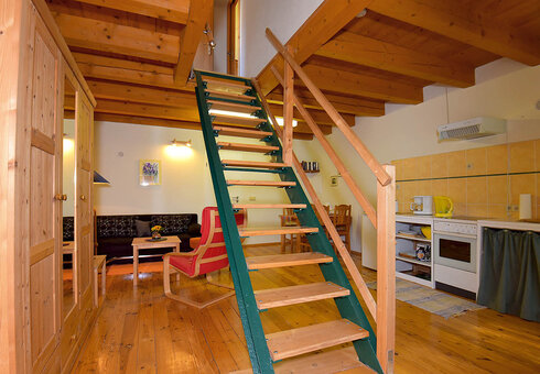Wohn-Essbereich mit Treppe nach oben