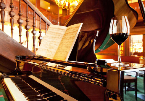 Klavier in der Hotelhalle