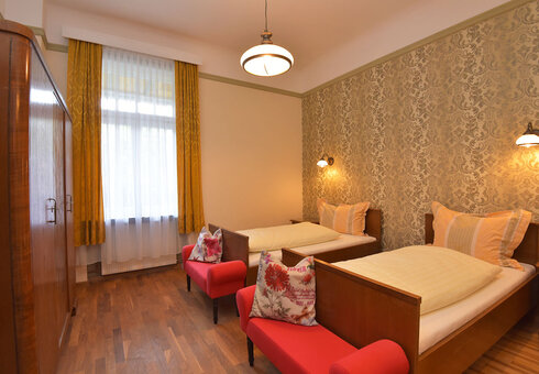 Schlafzimmer mit getrennt stehenden Betten