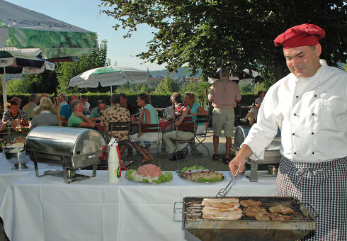 Grillen auf der Hotelterrasse