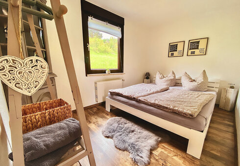 Schlafzimmer mit Doppelbett
