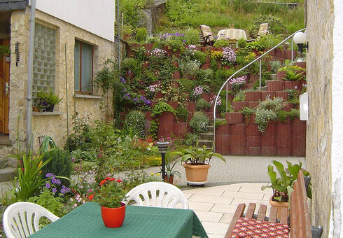 Garten mit Sonnenterrasse