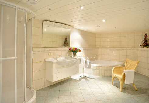 Bad mit Dusche und Badewanne