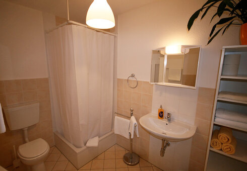 Bad mit Dusche und WC