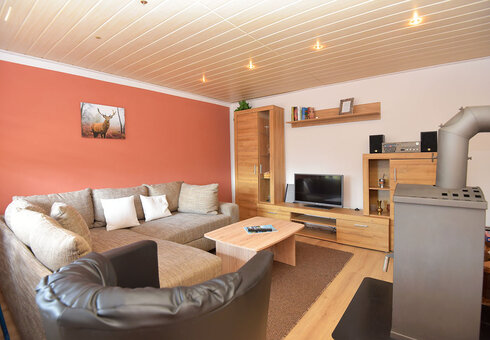 Wohnzimmer mit Couch und Kamin