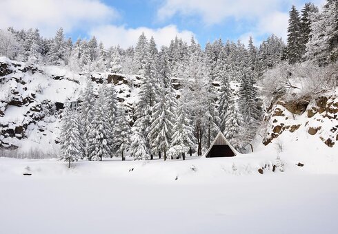 eingeschneiter Bergsee Ebertswiese