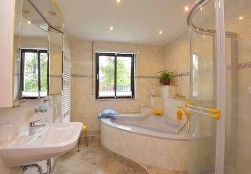 Bad mit Wanne und Dusche