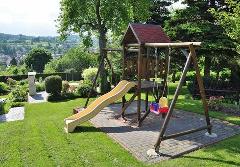 Spielplatz auf dem Grundstück
