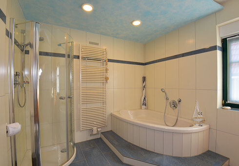 Bad mit Dusche und Badewanne
