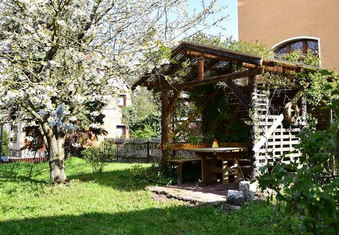 Blick zur Gartenlaube