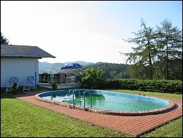 Garten mit Swimmingpool am Ferienhaus