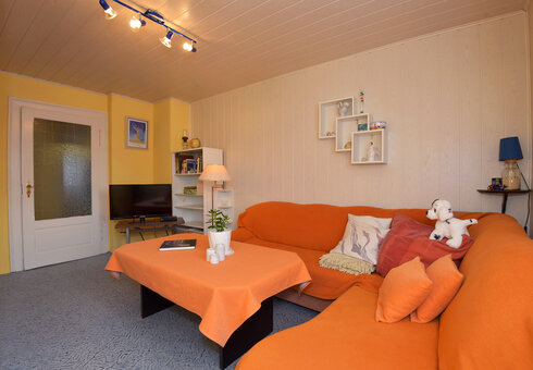 Wohnzimmer mit Couch und TV