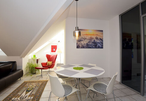 Große Ferienwohnung - Esstisch und Leseecke