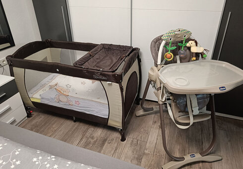 Babybett im Schlafzimmer (auf Wunsch)