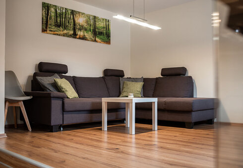 Wohnzimmer mit gemütlicher Couch