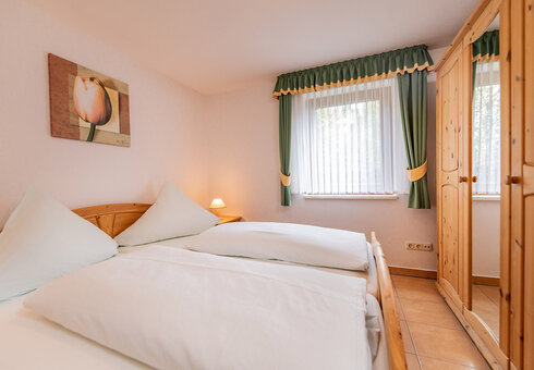 Schlafzimmer mit Doppelbett