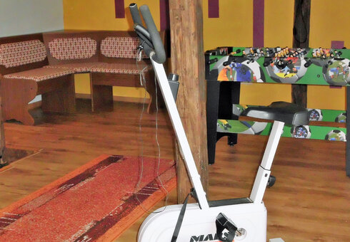 weiterer Raum mit Kickertisch, Hometrainer