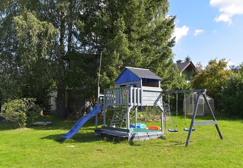 Garten mit Liegewiese und Spielplatz