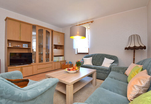 Wohnzimmer mit Couch und TV