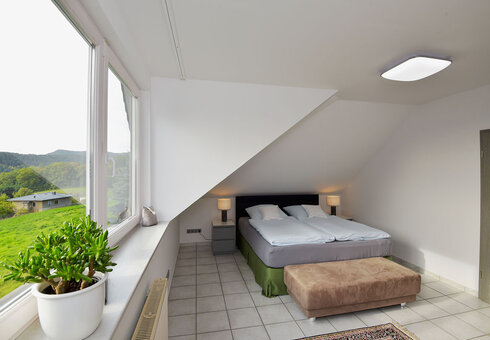 Große Ferienwohnung - Schlafzimmer mit Doppelbett