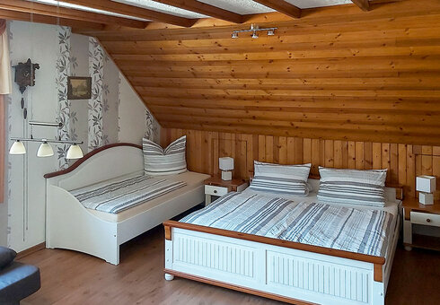 Schlafbereich mit Einzelbett und Doppelbett
