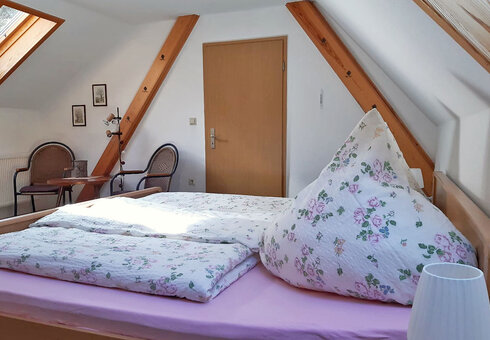 Schlafzimmer mit Doppelbett