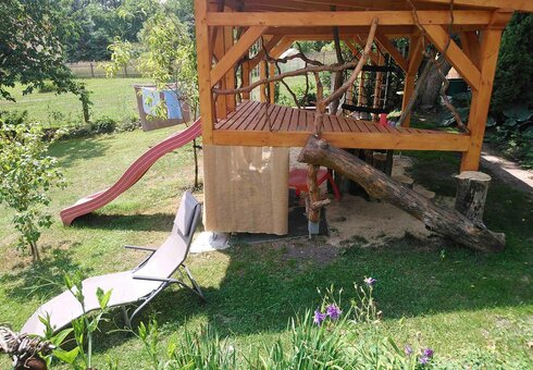 Garten mit Liegewiese und Spielplatz