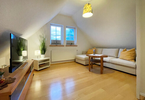 Wohnzimmer mit Couch und TV
