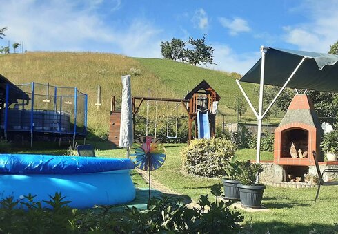 mit Spielplatz und Grill