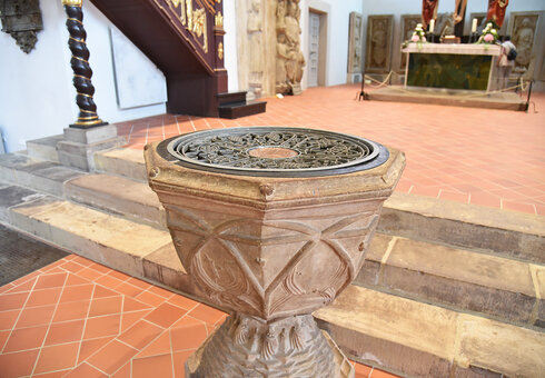 Taufstien in der Georgenkirche
