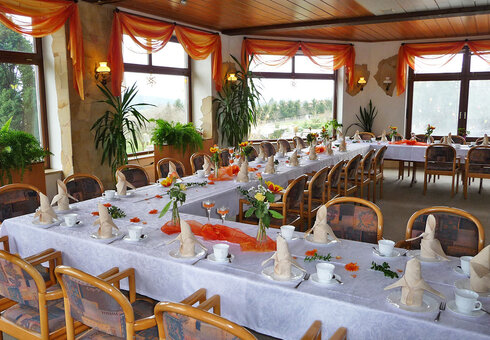 Festlich gedeckter Tisch im Restaurant