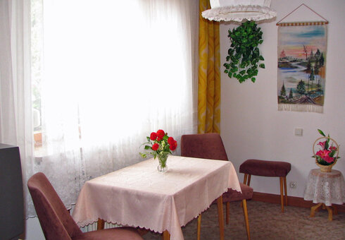 Blick in ein Wohn-/ Schlafzimmer