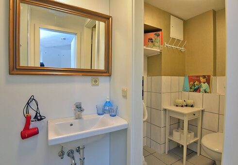 Badezimmer mit Dusche / WC
