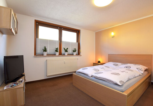 Schlafzimmer mit Doppelbett