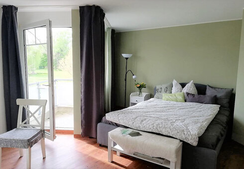 Schlafzimmer mit Doppelbett