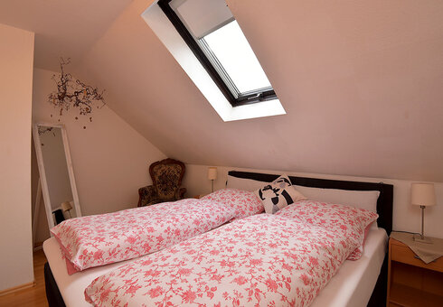Schlafzimmer mit Doppelbett
