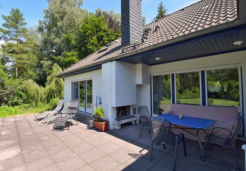 Terrasse mit Gartenmöbeln und Grill