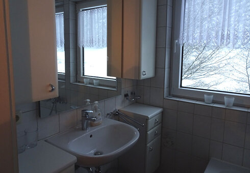 Bad mit Wanne, Waschbecken, WC