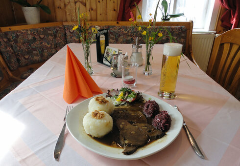 Hirschbraten mit Klößen