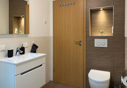 Bad mit Wanne, Dusche und WC