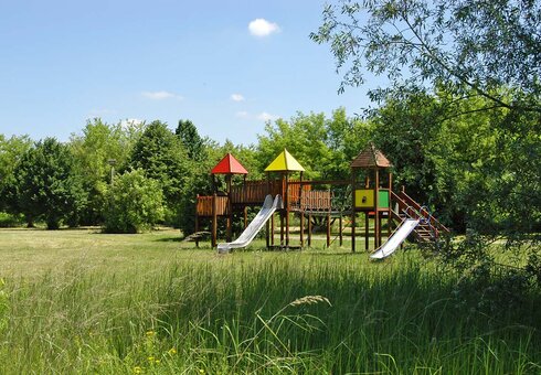 Unser Spielplatz direkt am Badesee