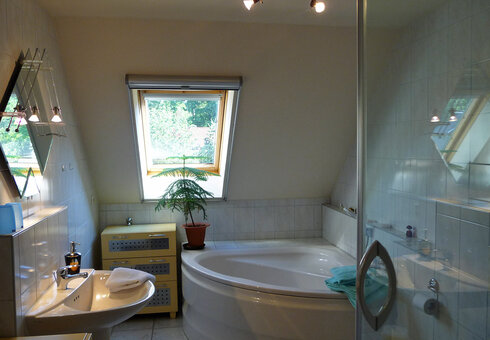 Bad mit Dusche + Badewanne