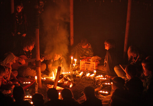 Abends am Lagerfeuer