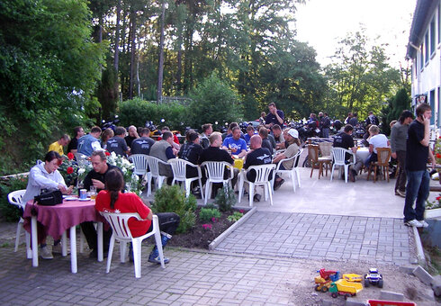 Große Bikertruppe auf der Terrasse