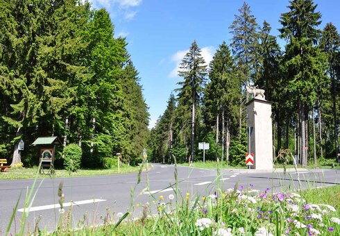 Hirsch-Monument am Ortseingang