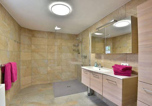 Badezimmer mit Dusche