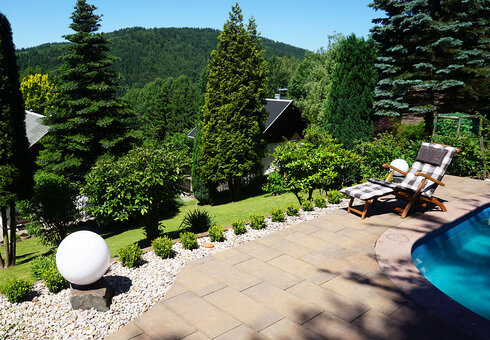 Blick vom Pool zum Garten